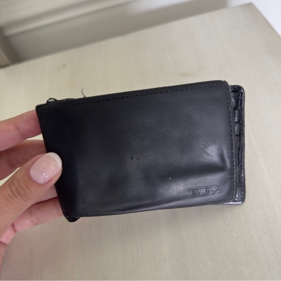TUMI Sleek Black Leather Men's Wallet - Picture 2 of 9